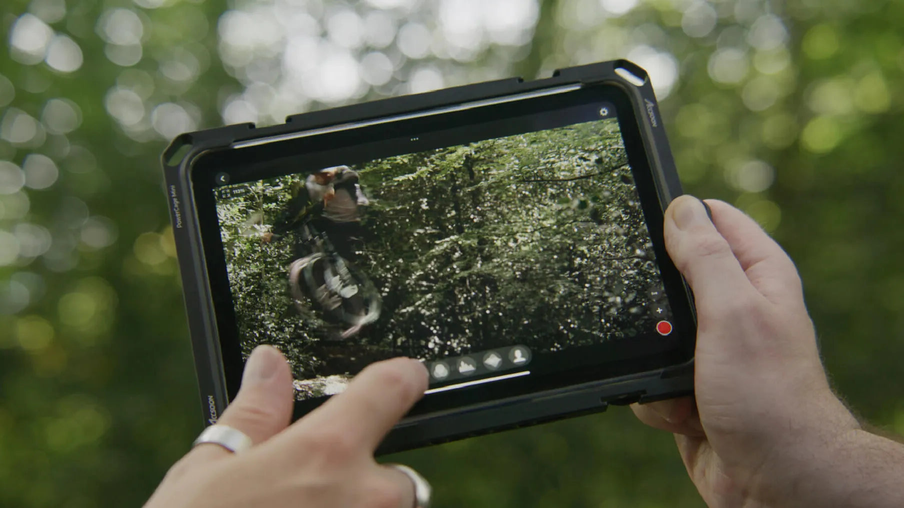 Accsoon PowerCage Mini lightweight iPad monitor cage design weighing only 162g for portable video monitoring